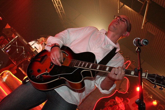 Andreas Straka an der Gitarre
