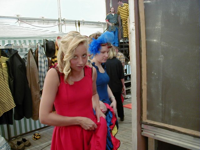 Sandra und Michaela bei der Anprobe