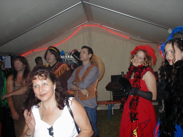 Rosie (Vordergrund) mit Berti, Martin, Colin, , Sabrina und Vanessa im Backstage Zelt