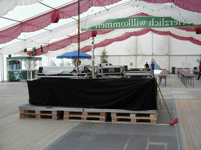 Mischpult in der Mitte des Zeltes