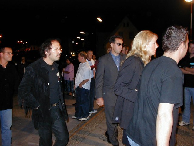 Die Stars werden von Bodyguards begleitet.