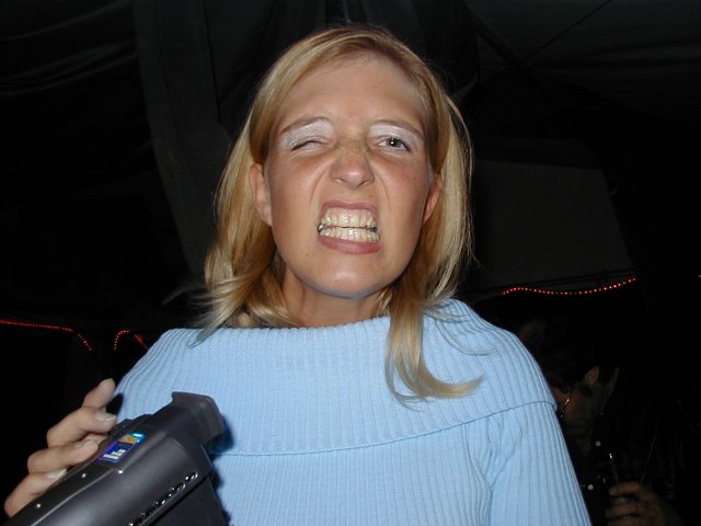 Katrin schneidet Grimassen