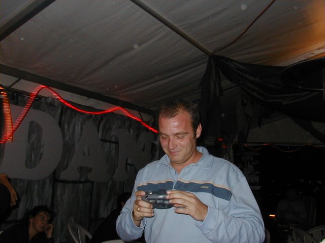 Thomas guckt sich seine Bilder an