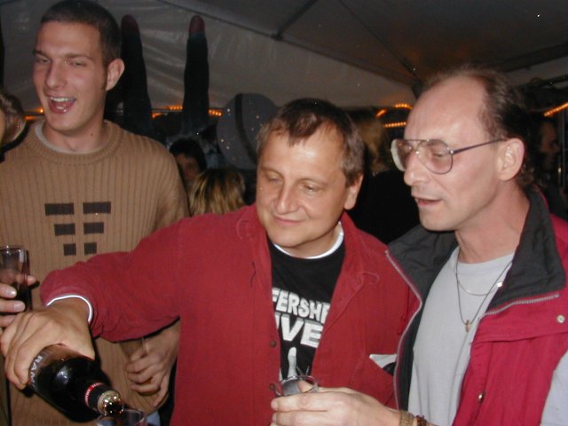 Bernd schenkt Ramodol ein.