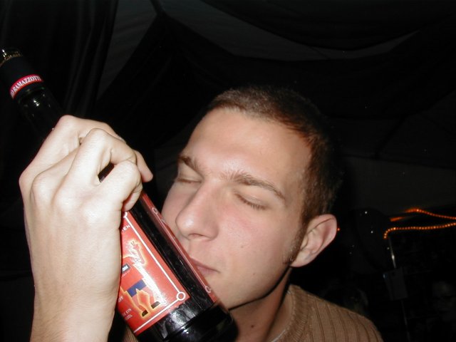 Frank knutscht die Flasche