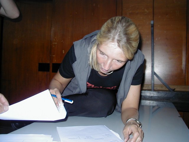 Katrin macht sich Notizen