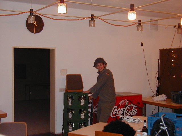 Daniel holt sich ein Bier...