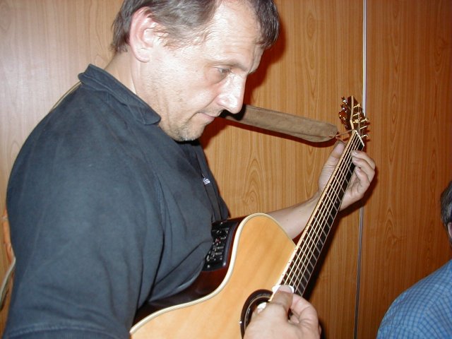 Bernd an der Gitarre