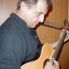 Bernd an der Gitarre