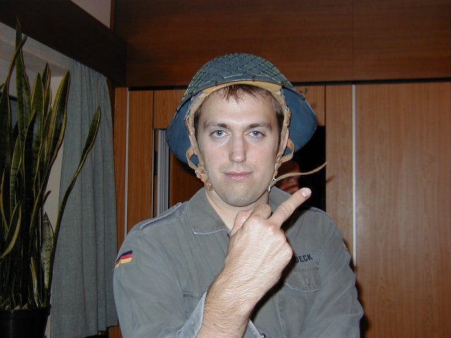 Daniel mit unfeinem Handzeichen