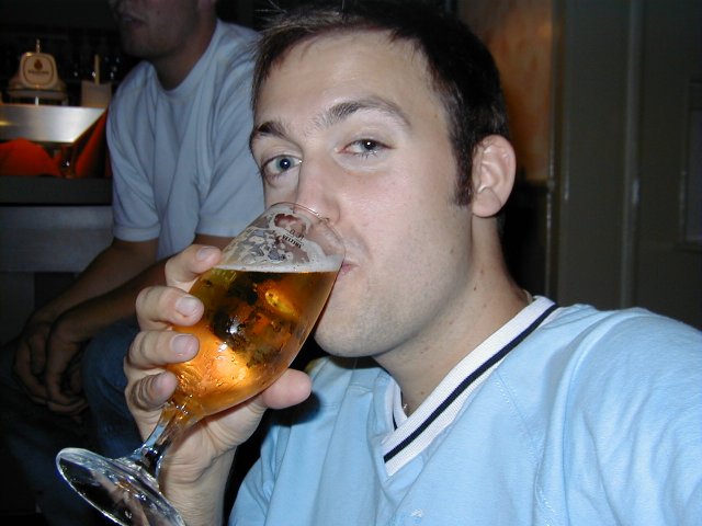 Daniel trinkt ein Bier in der Isoletta