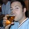 Daniel trinkt ein Bier in der Isoletta