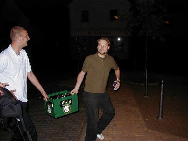 Frank und Thomas mit Bierkasten