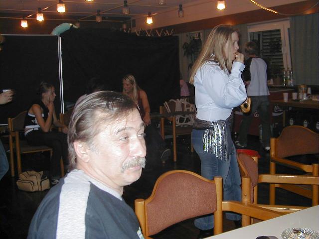 Hase im Vorder- und Nina im Hintergrund