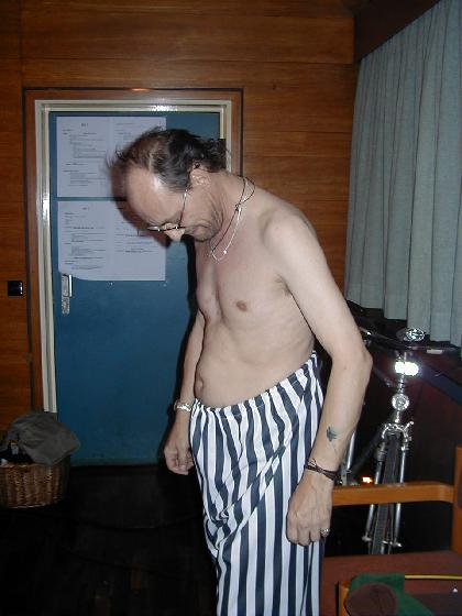 Klaus schaut, ob die Hose passt...