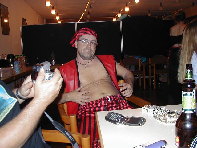 Bonsai im Piraten-Outfit; reibt sich den Bauch