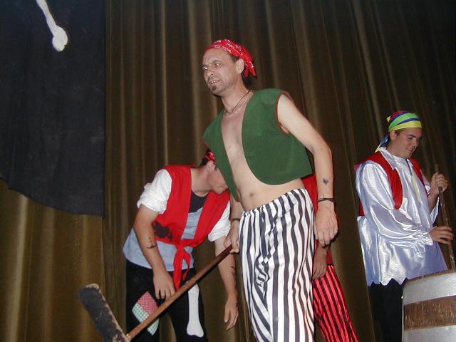 Pirat Gong und Pirat Alexander mit Besen