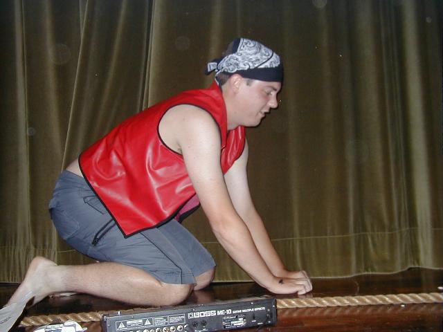 Stephan schrubbt das Deck