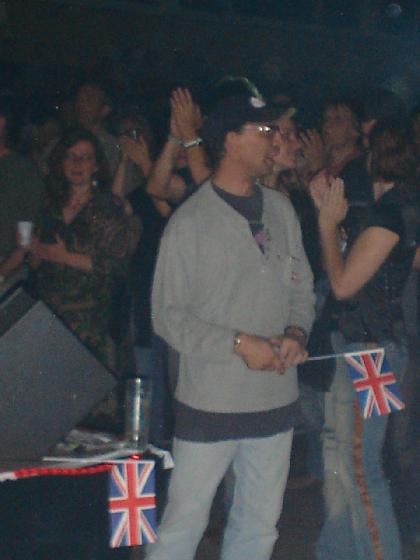Gong mit Union Jack in der Hand