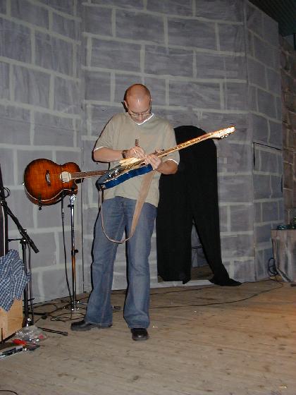 Andy putzt seine Gitarre