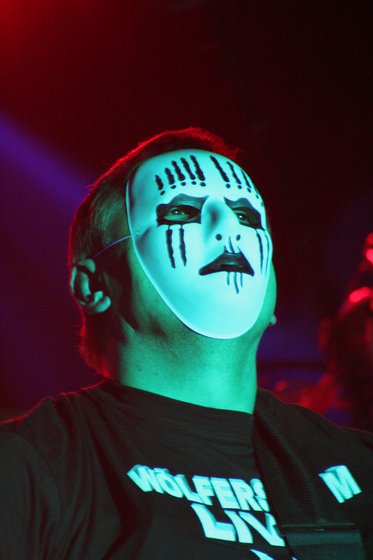 Bernd steht leuchtend im Neonlicht