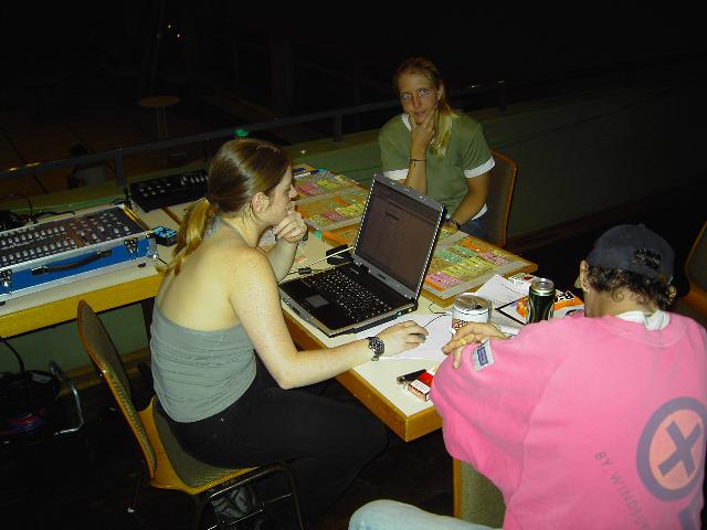 Planung am Laptop: Pia, dahinter Katrin, vorne rechts: Klaus